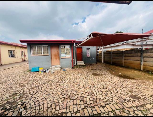 8 BEDROOM HOUSE FOR SALE IN KEMPTON PARK EXT 01